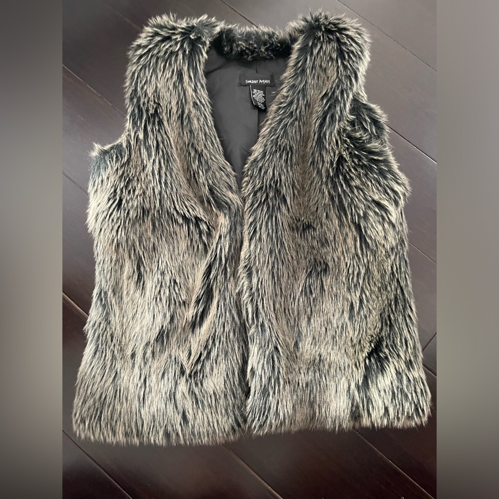 Sweater Project Faux‎ Fur Vest in Black and Gray